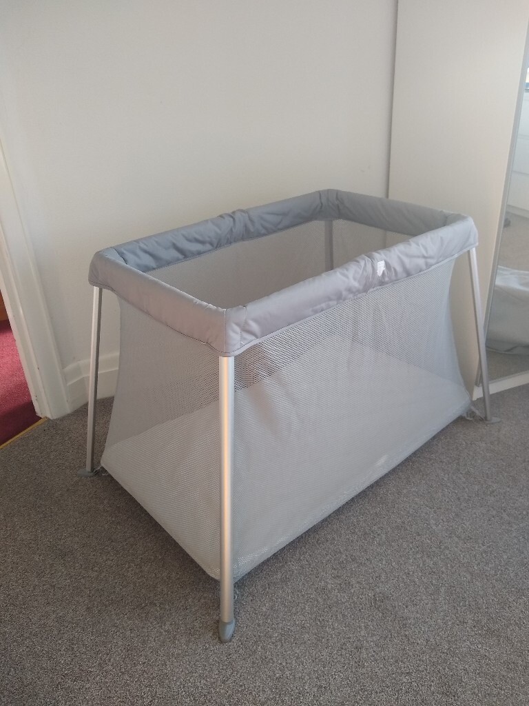 mamia lightweight travel cot